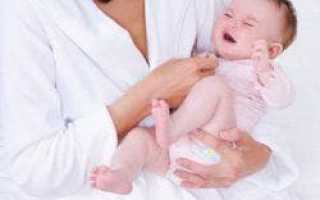 Почему новорожденный чихает: мнение Комаровского по лечению младенцев